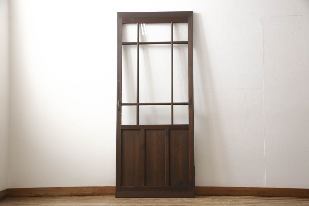 ガラス扉をリペア&カスタム!高さと幅をリサイズし、取っ手位置を調整。金具を取り付け、ガラスの一部をクリアガラスに交換。色味は当店商品を参考に着色。(ドア、建具)