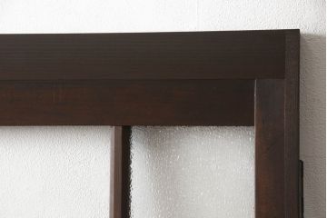 ガラス扉をリペア&カスタム!高さと幅をリサイズし、取っ手位置を調整。金具を取り付け、ガラスの一部をクリアガラスに交換。色味は当店商品を参考に着色。(ドア、建具)