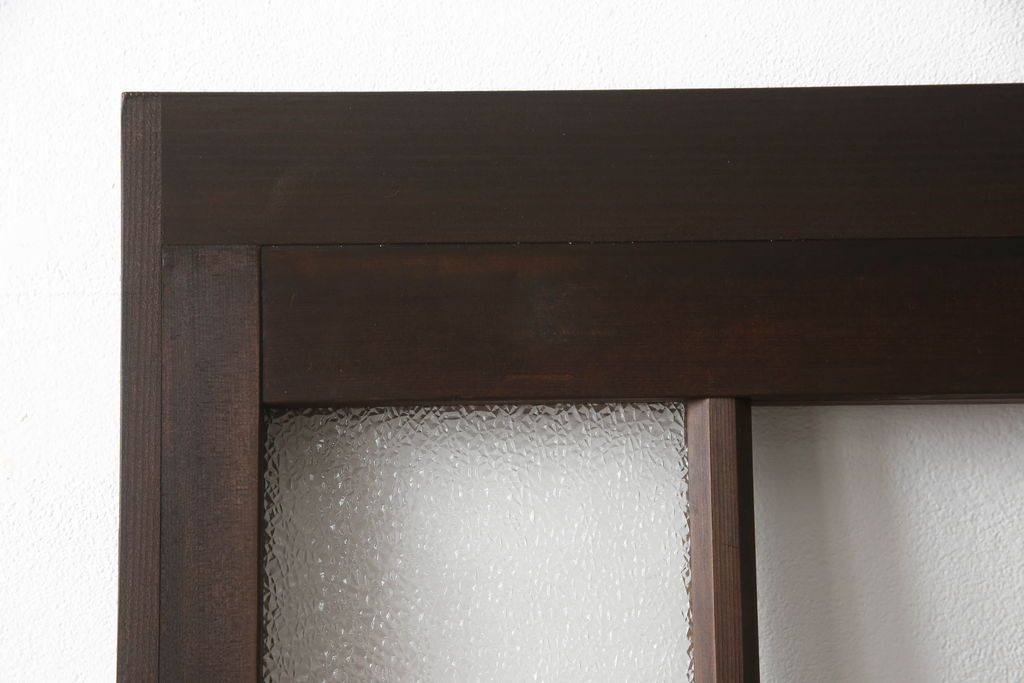 ガラス扉をリペア&カスタム!高さと幅をリサイズし、取っ手位置を調整。金具を取り付け、ガラスの一部をクリアガラスに交換。色味は当店商品を参考に着色。(ドア、建具)