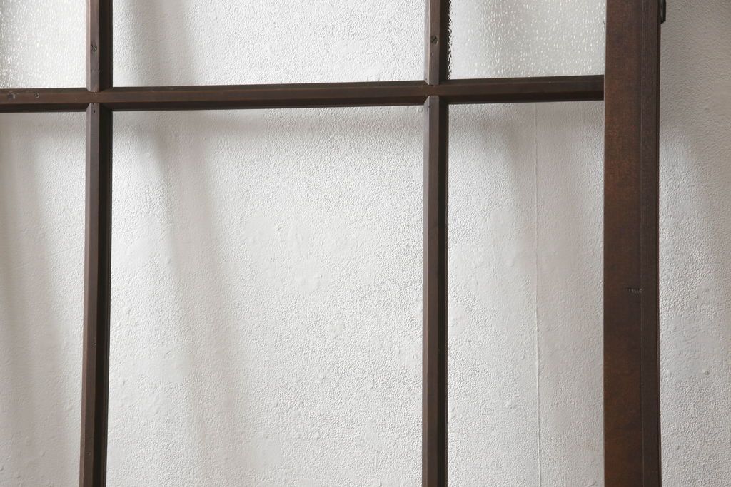 ガラス扉をリペア&カスタム!高さと幅をリサイズし、取っ手位置を調整。金具を取り付け、ガラスの一部をクリアガラスに交換。色味は当店商品を参考に着色。(ドア、建具)