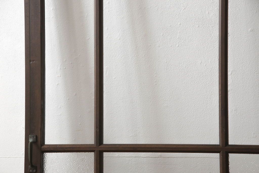 ガラス扉をリペア&カスタム!高さと幅をリサイズし、取っ手位置を調整。金具を取り付け、ガラスの一部をクリアガラスに交換。色味は当店商品を参考に着色。(ドア、建具)