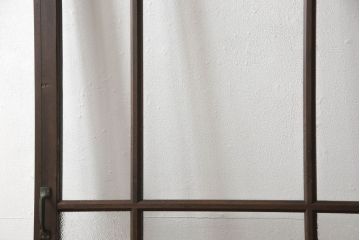 ガラス扉をリペア&カスタム!高さと幅をリサイズし、取っ手位置を調整。金具を取り付け、ガラスの一部をクリアガラスに交換。色味は当店商品を参考に着色。(ドア、建具)