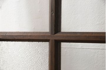 ガラス扉をリペア&カスタム!高さと幅をリサイズし、取っ手位置を調整。金具を取り付け、ガラスの一部をクリアガラスに交換。色味は当店商品を参考に着色。(ドア、建具)