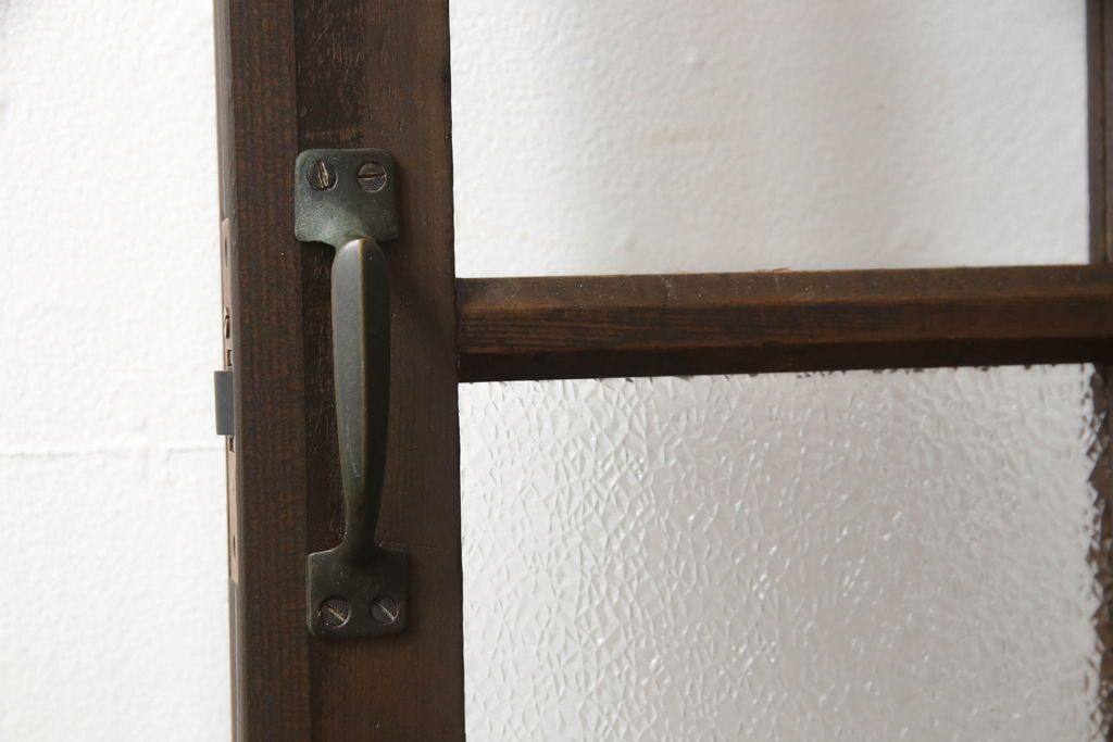 ガラス扉をリペア&カスタム!高さと幅をリサイズし、取っ手位置を調整。金具を取り付け、ガラスの一部をクリアガラスに交換。色味は当店商品を参考に着色。(ドア、建具)