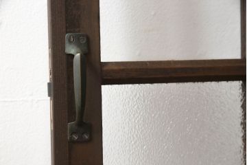 ガラス扉をリペア&カスタム!高さと幅をリサイズし、取っ手位置を調整。金具を取り付け、ガラスの一部をクリアガラスに交換。色味は当店商品を参考に着色。(ドア、建具)