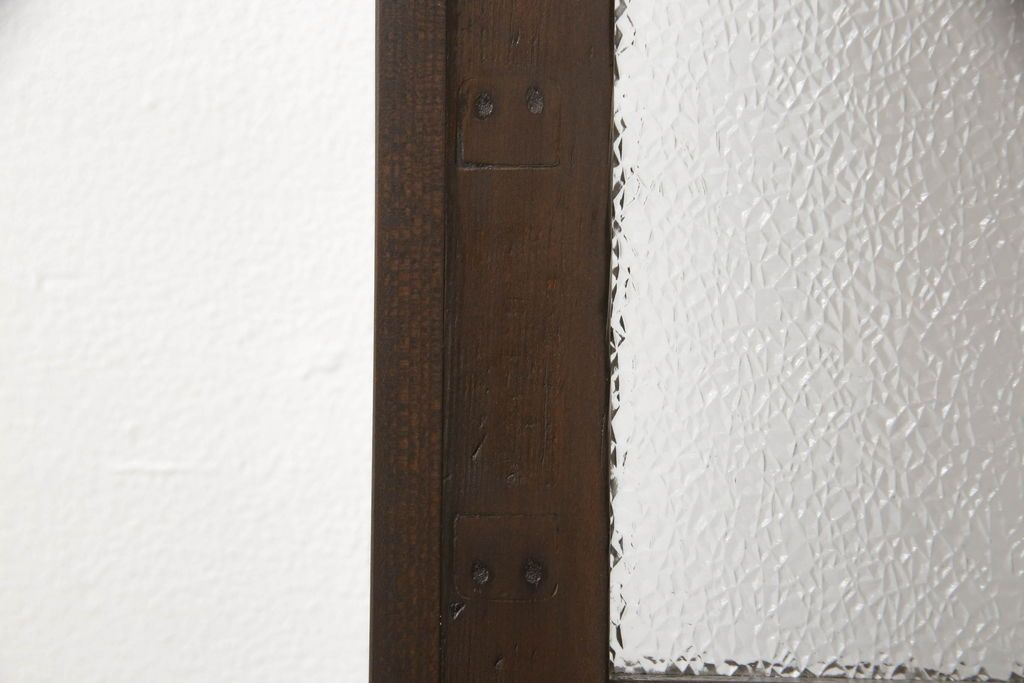 ガラス扉をリペア&カスタム!高さと幅をリサイズし、取っ手位置を調整。金具を取り付け、ガラスの一部をクリアガラスに交換。色味は当店商品を参考に着色。(ドア、建具)