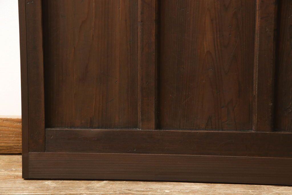 ガラス扉をリペア&カスタム!高さと幅をリサイズし、取っ手位置を調整。金具を取り付け、ガラスの一部をクリアガラスに交換。色味は当店商品を参考に着色。(ドア、建具)