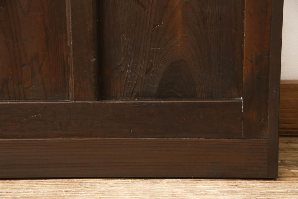 ガラス扉をリペア&カスタム!高さと幅をリサイズし、取っ手位置を調整。金具を取り付け、ガラスの一部をクリアガラスに交換。色味は当店商品を参考に着色。(ドア、建具)