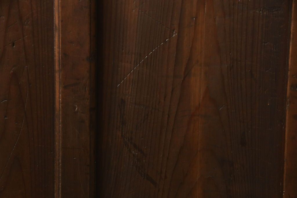 ガラス扉をリペア&カスタム!高さと幅をリサイズし、取っ手位置を調整。金具を取り付け、ガラスの一部をクリアガラスに交換。色味は当店商品を参考に着色。(ドア、建具)