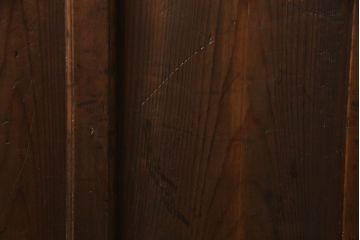 ガラス扉をリペア&カスタム!高さと幅をリサイズし、取っ手位置を調整。金具を取り付け、ガラスの一部をクリアガラスに交換。色味は当店商品を参考に着色。(ドア、建具)