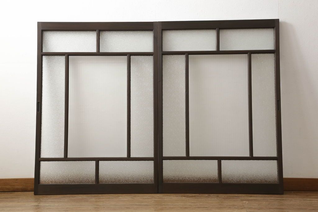 ガラス戸2枚をリペア&カスタム!高さと幅をリサイズし、ガラスはモールガラスとダイヤガラスに交換。色味は当店商品を参考に濃い色に着色。(窓、引き戸)