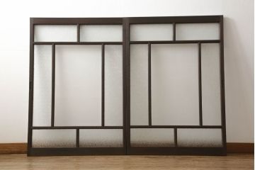 ガラス戸2枚をリペア&カスタム!高さと幅をリサイズし、ガラスはモールガラスとダイヤガラスに交換。色味は当店商品を参考に濃い色に着色。(窓、引き戸)