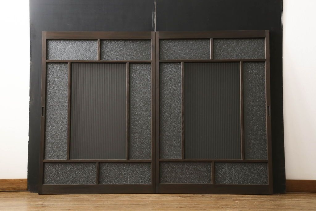 ガラス戸2枚をリペア&カスタム!高さと幅をリサイズし、ガラスはモールガラスとダイヤガラスに交換。色味は当店商品を参考に濃い色に着色。(窓、引き戸)