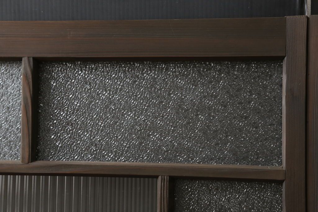 ガラス戸2枚をリペア&カスタム!高さと幅をリサイズし、ガラスはモールガラスとダイヤガラスに交換。色味は当店商品を参考に濃い色に着色。(窓、引き戸)