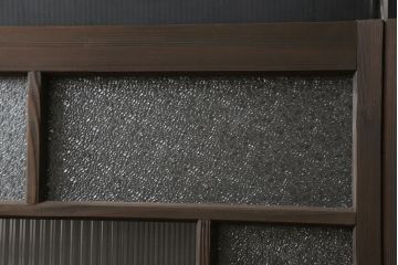 ガラス戸2枚をリペア&カスタム!高さと幅をリサイズし、ガラスはモールガラスとダイヤガラスに交換。色味は当店商品を参考に濃い色に着色。(窓、引き戸)