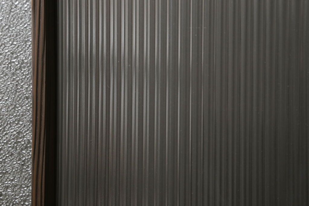 ガラス戸2枚をリペア&カスタム!高さと幅をリサイズし、ガラスはモールガラスとダイヤガラスに交換。色味は当店商品を参考に濃い色に着色。(窓、引き戸)