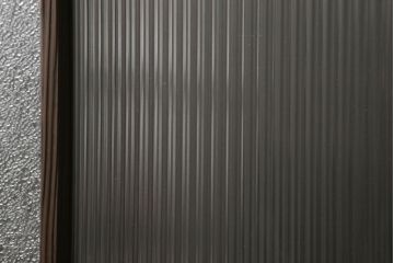 ガラス戸2枚をリペア&カスタム!高さと幅をリサイズし、ガラスはモールガラスとダイヤガラスに交換。色味は当店商品を参考に濃い色に着色。(窓、引き戸)