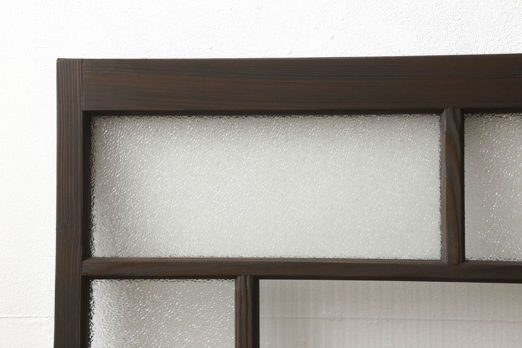 ガラス戸2枚をリペア&カスタム!高さと幅をリサイズし、ガラスはモールガラスとダイヤガラスに交換。色味は当店商品を参考に濃い色に着色。(窓、引き戸)