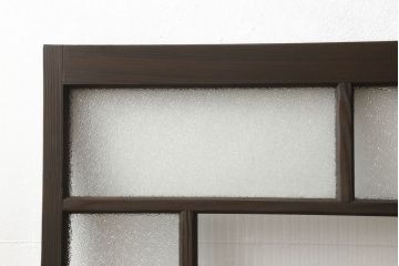 ガラス戸2枚をリペア&カスタム!高さと幅をリサイズし、ガラスはモールガラスとダイヤガラスに交換。色味は当店商品を参考に濃い色に着色。(窓、引き戸)