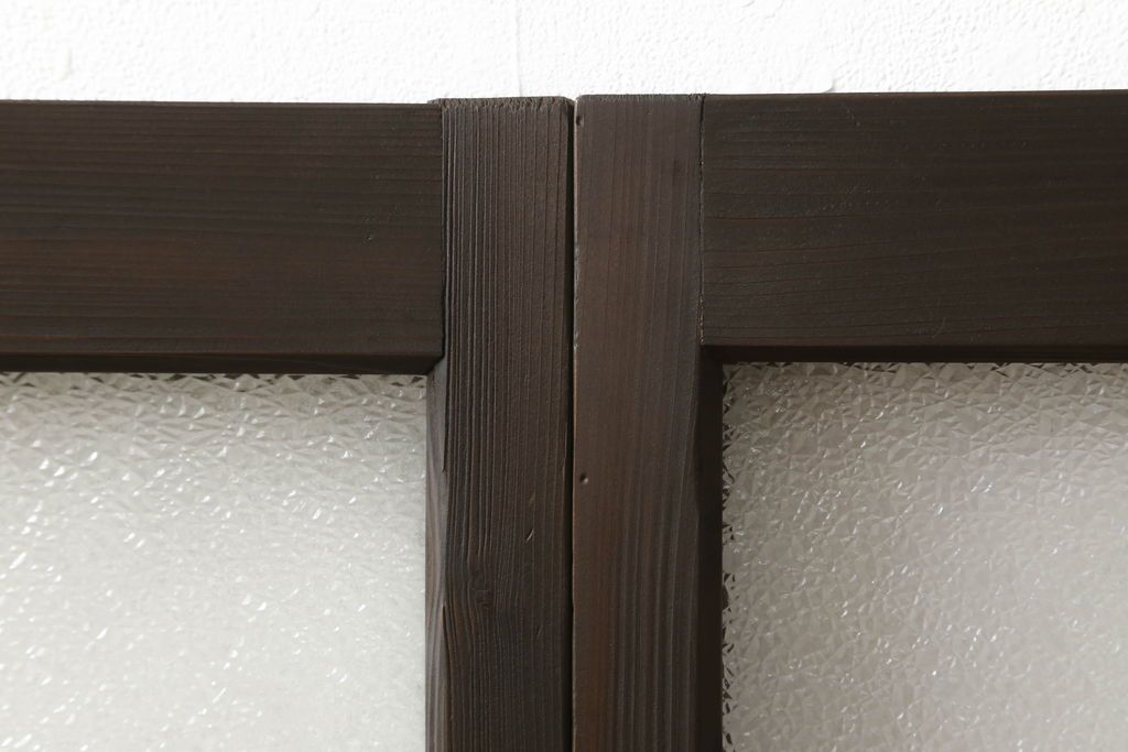 ガラス戸2枚をリペア&カスタム!高さと幅をリサイズし、ガラスはモールガラスとダイヤガラスに交換。色味は当店商品を参考に濃い色に着色。(窓、引き戸)