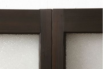 ガラス戸2枚をリペア&カスタム!高さと幅をリサイズし、ガラスはモールガラスとダイヤガラスに交換。色味は当店商品を参考に濃い色に着色。(窓、引き戸)