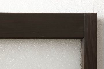 ガラス戸2枚をリペア&カスタム!高さと幅をリサイズし、ガラスはモールガラスとダイヤガラスに交換。色味は当店商品を参考に濃い色に着色。(窓、引き戸)