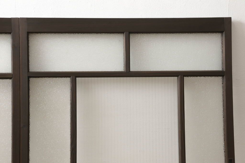 ガラス戸2枚をリペア&カスタム!高さと幅をリサイズし、ガラスはモールガラスとダイヤガラスに交換。色味は当店商品を参考に濃い色に着色。(窓、引き戸)