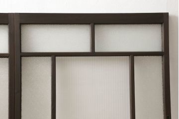 ガラス戸2枚をリペア&カスタム!高さと幅をリサイズし、ガラスはモールガラスとダイヤガラスに交換。色味は当店商品を参考に濃い色に着色。(窓、引き戸)