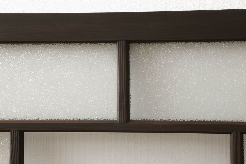 ガラス戸2枚をリペア&カスタム!高さと幅をリサイズし、ガラスはモールガラスとダイヤガラスに交換。色味は当店商品を参考に濃い色に着色。(窓、引き戸)