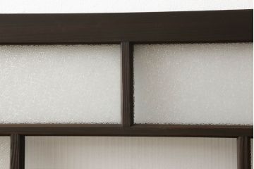 ガラス戸2枚をリペア&カスタム!高さと幅をリサイズし、ガラスはモールガラスとダイヤガラスに交換。色味は当店商品を参考に濃い色に着色。(窓、引き戸)