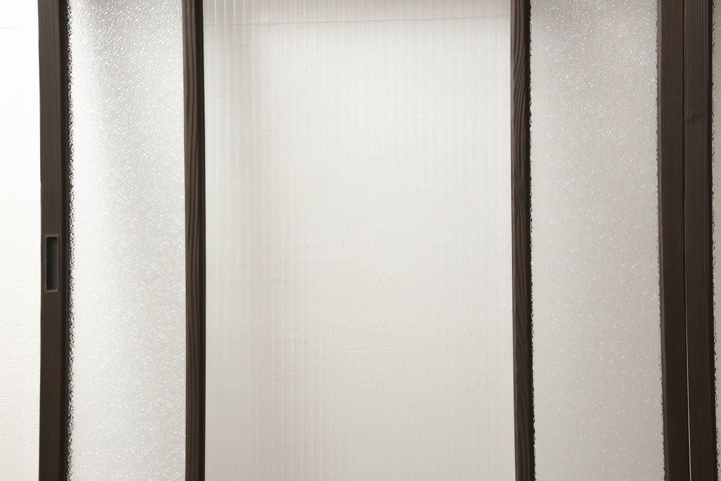 ガラス戸2枚をリペア&カスタム!高さと幅をリサイズし、ガラスはモールガラスとダイヤガラスに交換。色味は当店商品を参考に濃い色に着色。(窓、引き戸)