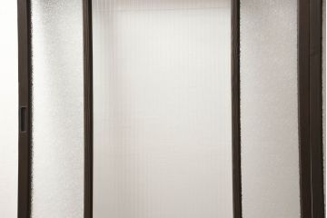 ガラス戸2枚をリペア&カスタム!高さと幅をリサイズし、ガラスはモールガラスとダイヤガラスに交換。色味は当店商品を参考に濃い色に着色。(窓、引き戸)