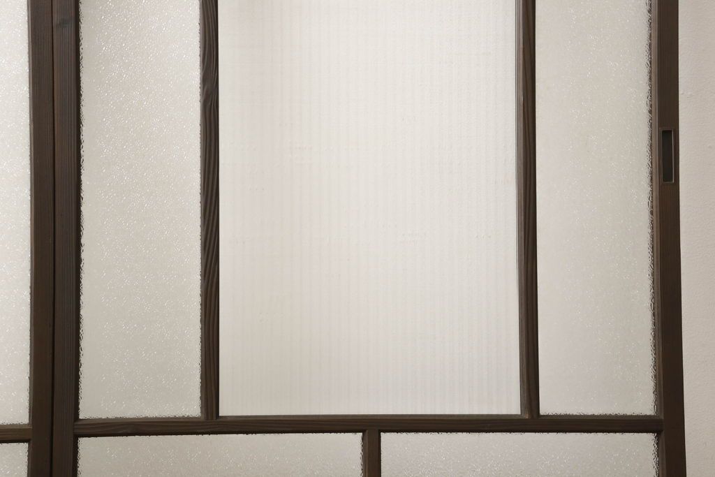 ガラス戸2枚をリペア&カスタム!高さと幅をリサイズし、ガラスはモールガラスとダイヤガラスに交換。色味は当店商品を参考に濃い色に着色。(窓、引き戸)