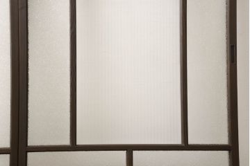 ガラス戸2枚をリペア&カスタム!高さと幅をリサイズし、ガラスはモールガラスとダイヤガラスに交換。色味は当店商品を参考に濃い色に着色。(窓、引き戸)