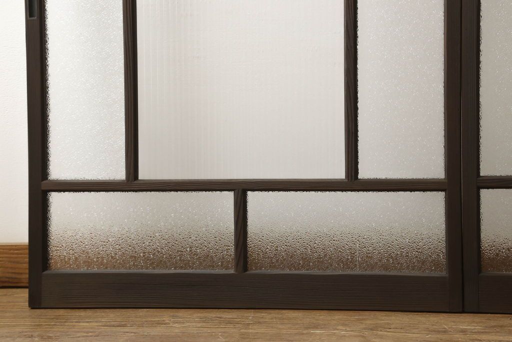 ガラス戸2枚をリペア&カスタム!高さと幅をリサイズし、ガラスはモールガラスとダイヤガラスに交換。色味は当店商品を参考に濃い色に着色。(窓、引き戸)