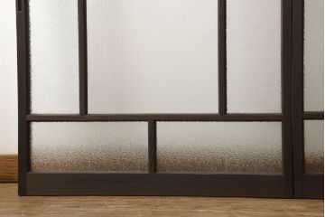 ガラス戸2枚をリペア&カスタム!高さと幅をリサイズし、ガラスはモールガラスとダイヤガラスに交換。色味は当店商品を参考に濃い色に着色。(窓、引き戸)