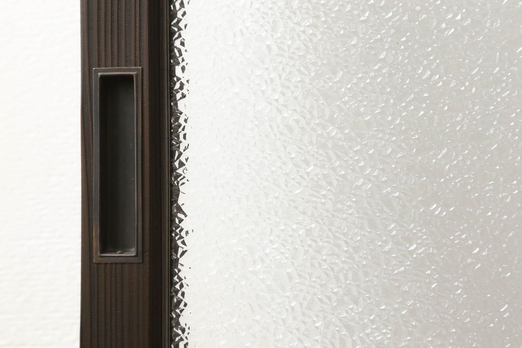 ガラス戸2枚をリペア&カスタム!高さと幅をリサイズし、ガラスはモールガラスとダイヤガラスに交換。色味は当店商品を参考に濃い色に着色。(窓、引き戸)