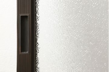 ガラス戸2枚をリペア&カスタム!高さと幅をリサイズし、ガラスはモールガラスとダイヤガラスに交換。色味は当店商品を参考に濃い色に着色。(窓、引き戸)