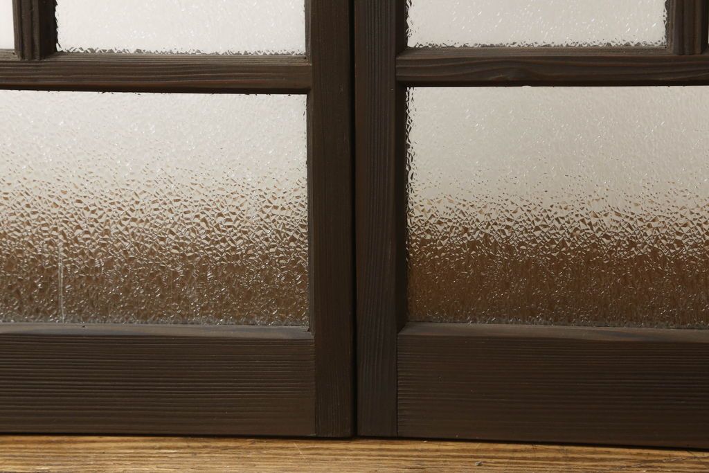 ガラス戸2枚をリペア&カスタム!高さと幅をリサイズし、ガラスはモールガラスとダイヤガラスに交換。色味は当店商品を参考に濃い色に着色。(窓、引き戸)