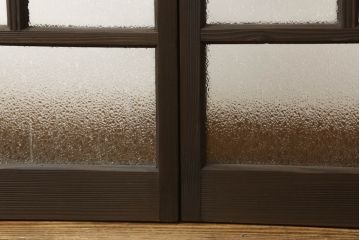 ガラス戸2枚をリペア&カスタム!高さと幅をリサイズし、ガラスはモールガラスとダイヤガラスに交換。色味は当店商品を参考に濃い色に着色。(窓、引き戸)