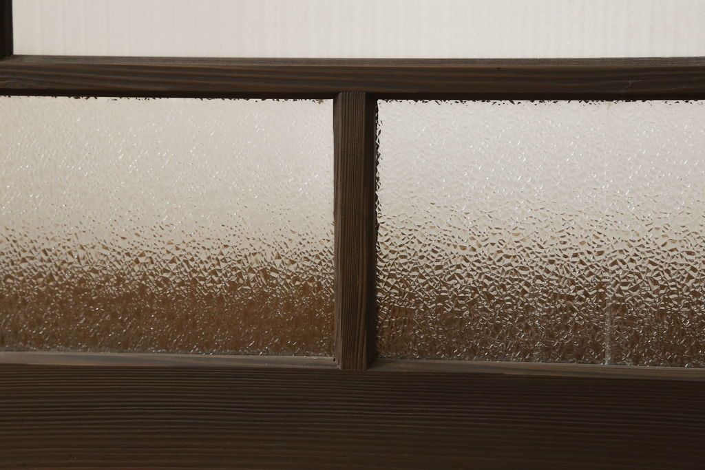 ガラス戸2枚をリペア&カスタム!高さと幅をリサイズし、ガラスはモールガラスとダイヤガラスに交換。色味は当店商品を参考に濃い色に着色。(窓、引き戸)