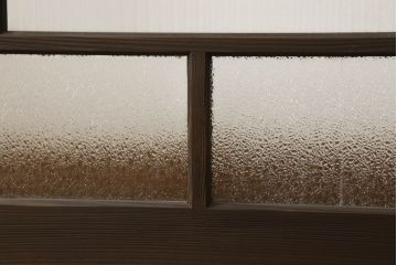 ガラス戸2枚をリペア&カスタム!高さと幅をリサイズし、ガラスはモールガラスとダイヤガラスに交換。色味は当店商品を参考に濃い色に着色。(窓、引き戸)