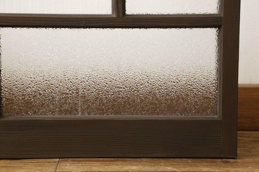 ガラス戸2枚をリペア&カスタム!高さと幅をリサイズし、ガラスはモールガラスとダイヤガラスに交換。色味は当店商品を参考に濃い色に着色。(窓、引き戸)