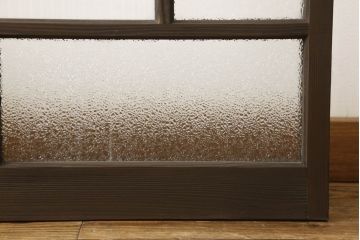 ガラス戸2枚をリペア&カスタム!高さと幅をリサイズし、ガラスはモールガラスとダイヤガラスに交換。色味は当店商品を参考に濃い色に着色。(窓、引き戸)