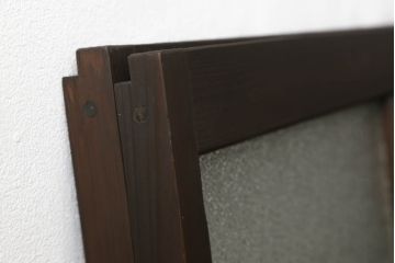 ガラス戸2枚をリペア&カスタム!高さと幅をリサイズし、ガラスはモールガラスとダイヤガラスに交換。色味は当店商品を参考に濃い色に着色。(窓、引き戸)