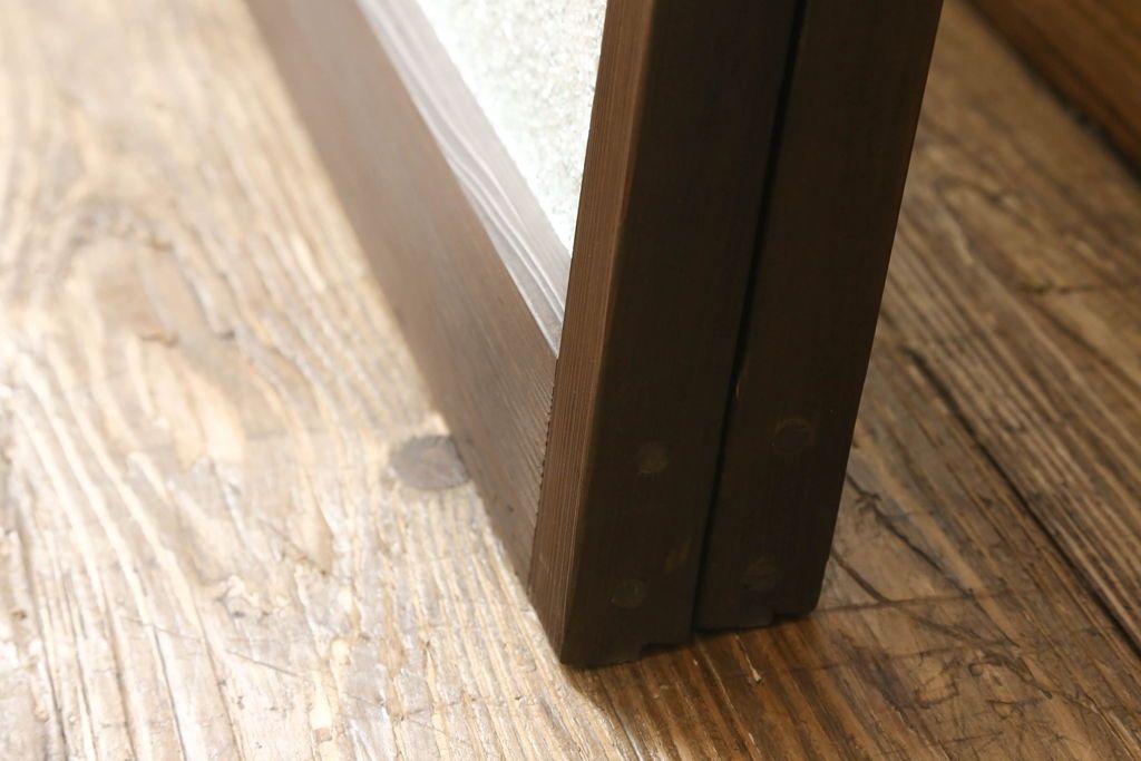 ガラス戸2枚をリペア&カスタム!高さと幅をリサイズし、ガラスはモールガラスとダイヤガラスに交換。色味は当店商品を参考に濃い色に着色。(窓、引き戸)