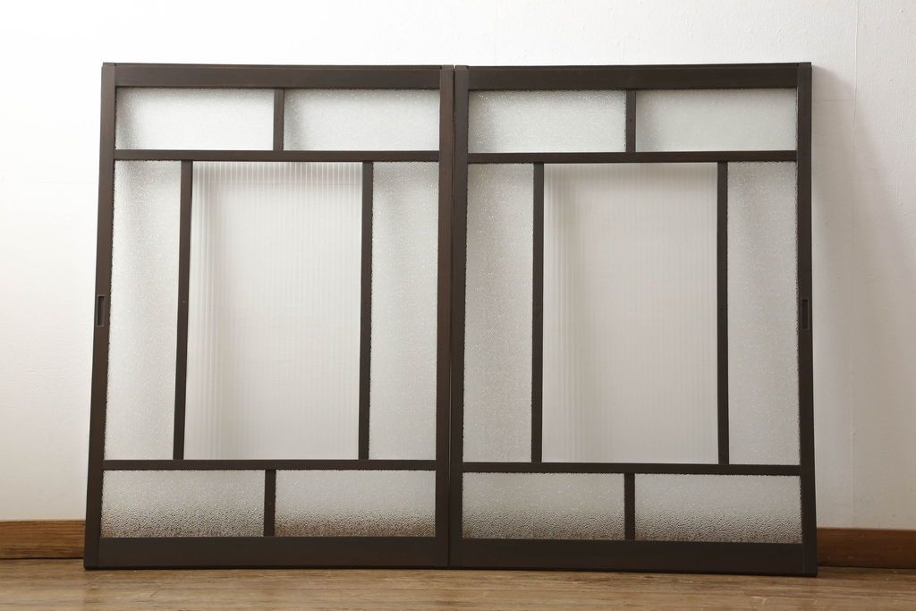 ガラス戸2枚をリペア&カスタム!高さと幅をリサイズし、ガラスはモールガラスとダイヤガラスに交換。色味は当店商品を参考に濃い色に着色。(窓、引き戸)