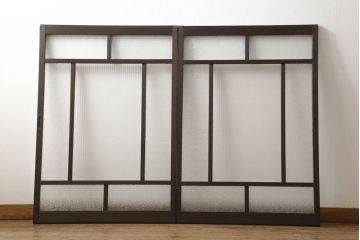 ガラス戸2枚をリペア&カスタム!高さと幅をリサイズし、ガラスはモールガラスとダイヤガラスに交換。色味は当店商品を参考に濃い色に着色。(窓、引き戸)