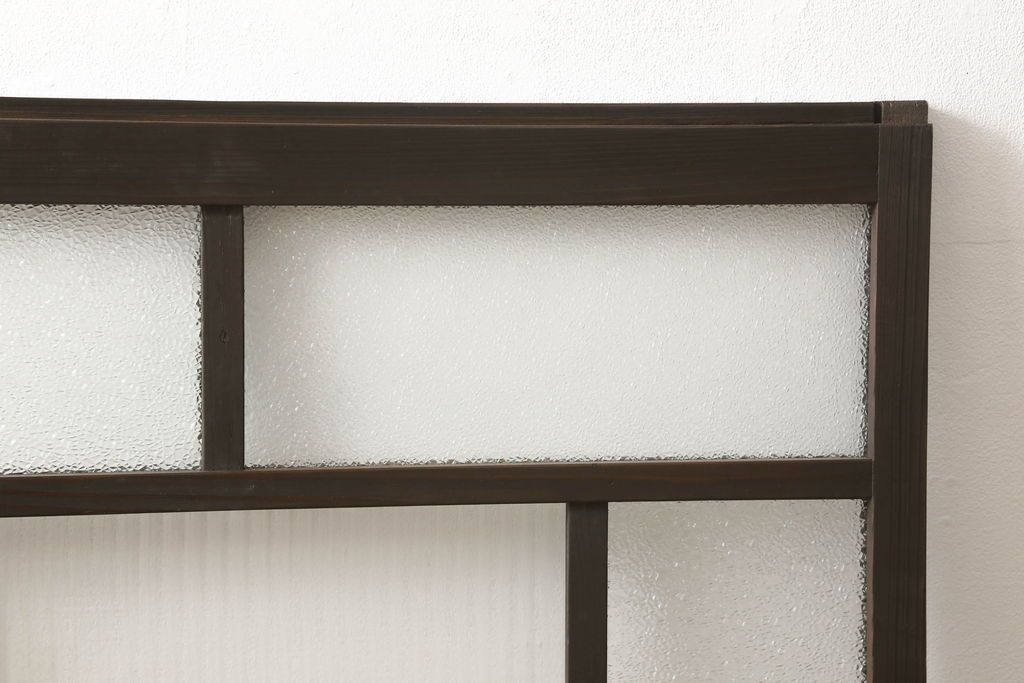 ガラス戸2枚をリペア&カスタム!高さと幅をリサイズし、ガラスはモールガラスとダイヤガラスに交換。色味は当店商品を参考に濃い色に着色。(窓、引き戸)