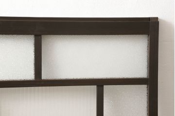 ガラス戸2枚をリペア&カスタム!高さと幅をリサイズし、ガラスはモールガラスとダイヤガラスに交換。色味は当店商品を参考に濃い色に着色。(窓、引き戸)